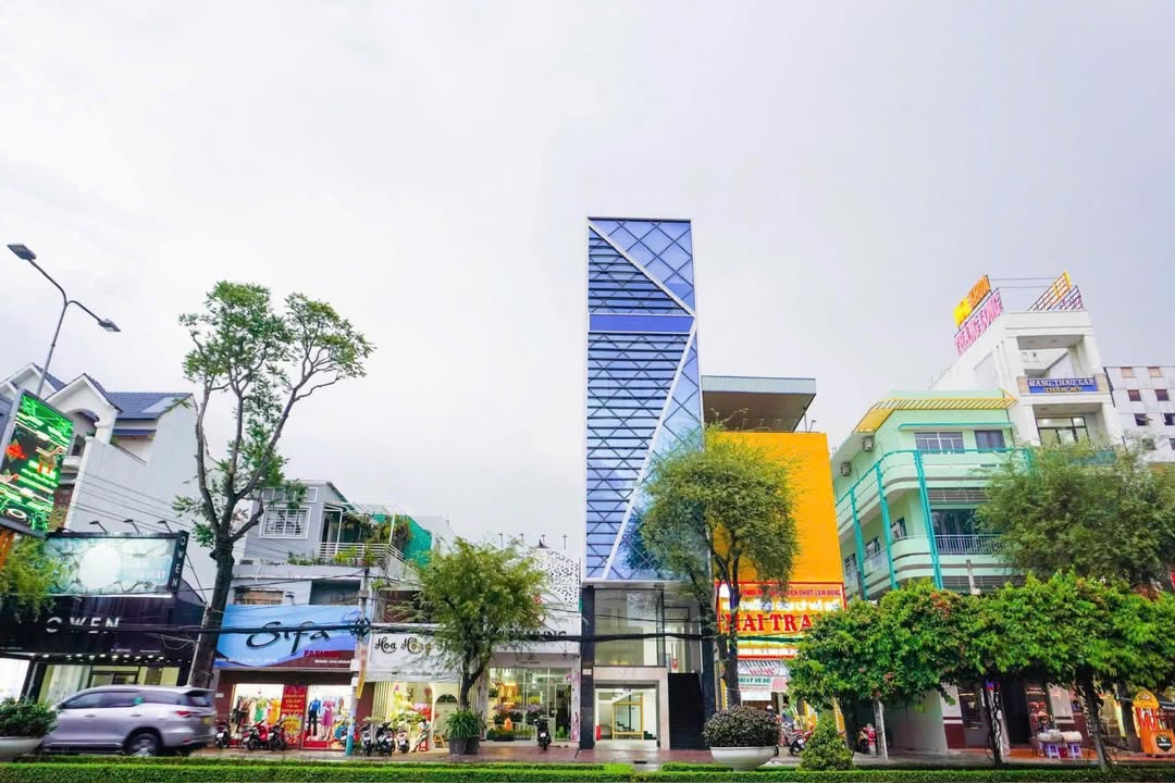 Cho thuê tòa nhà 5 tầng mặt tiền đường 30/4, Ninh Kiều, Cần Thơ - Giá 120 triệu/tháng!