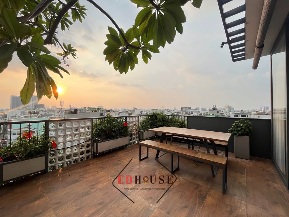 Penthouse cho thuê tại Tô Hiến Thành, Quận 10 - 2PN, giá 35 triệu/tháng - Không gian sống sang trọng!