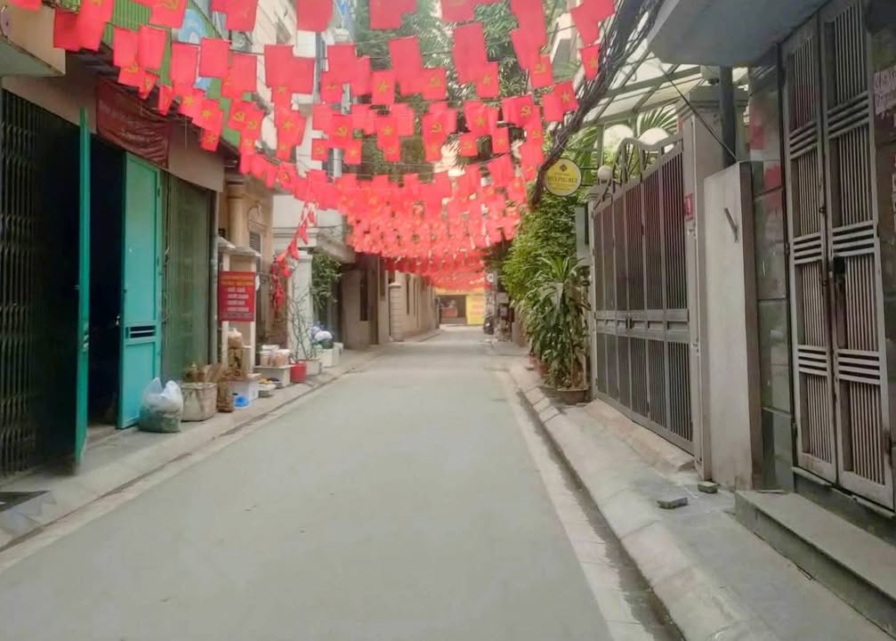 Nhà phân lô Nguyễn Văn Huyên 56m² giá 13 tỷ - Ô tô vào tận nhà, full nội thất!