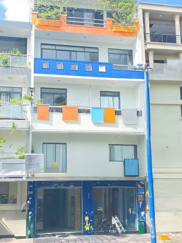 Nhà nguyên căn Tân Phú 160m² - Khu vực kinh doanh sầm uất, giá thỏa thuận!