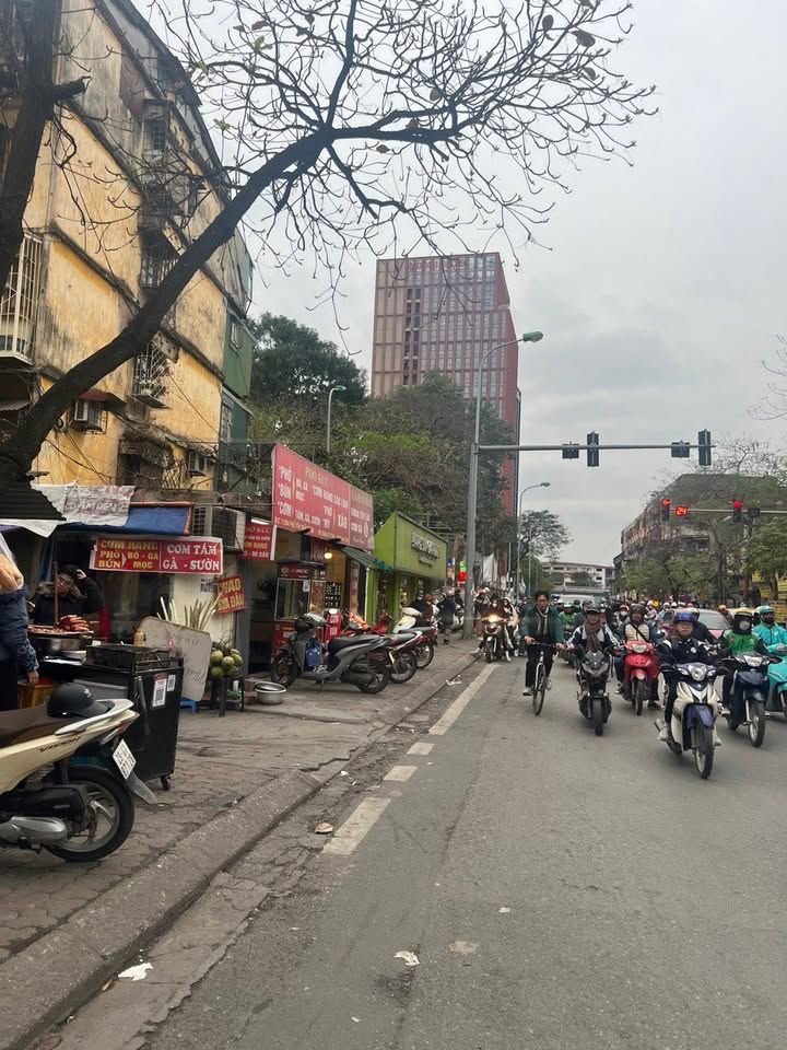 Mặt bằng kinh doanh mặt phố Tôn Thất Tùng 80m² - Giá thuê hợp lý, vị trí đắc địa!