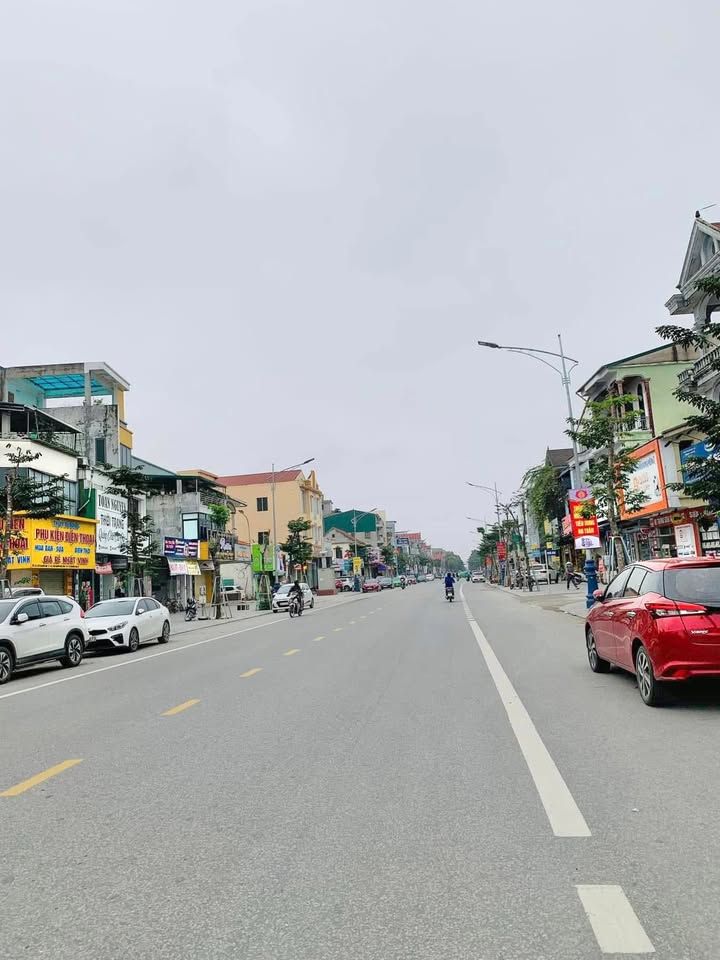 Nhà mặt đường Nguyễn Văn Cừ, Vinh 180m² giá 15 triệu - Kinh doanh lý tưởng!