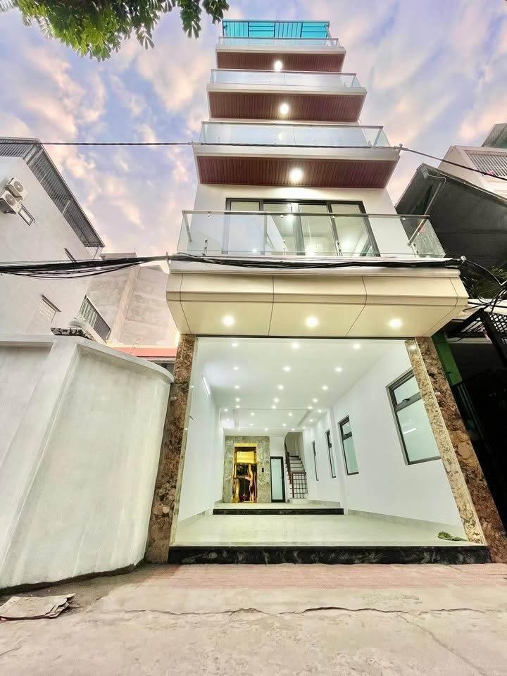 Nhà đẹp Thạch Bàn 52m² 5 tầng - Gara 2 ô tô, giá thỏa thuận hấp dẫn!