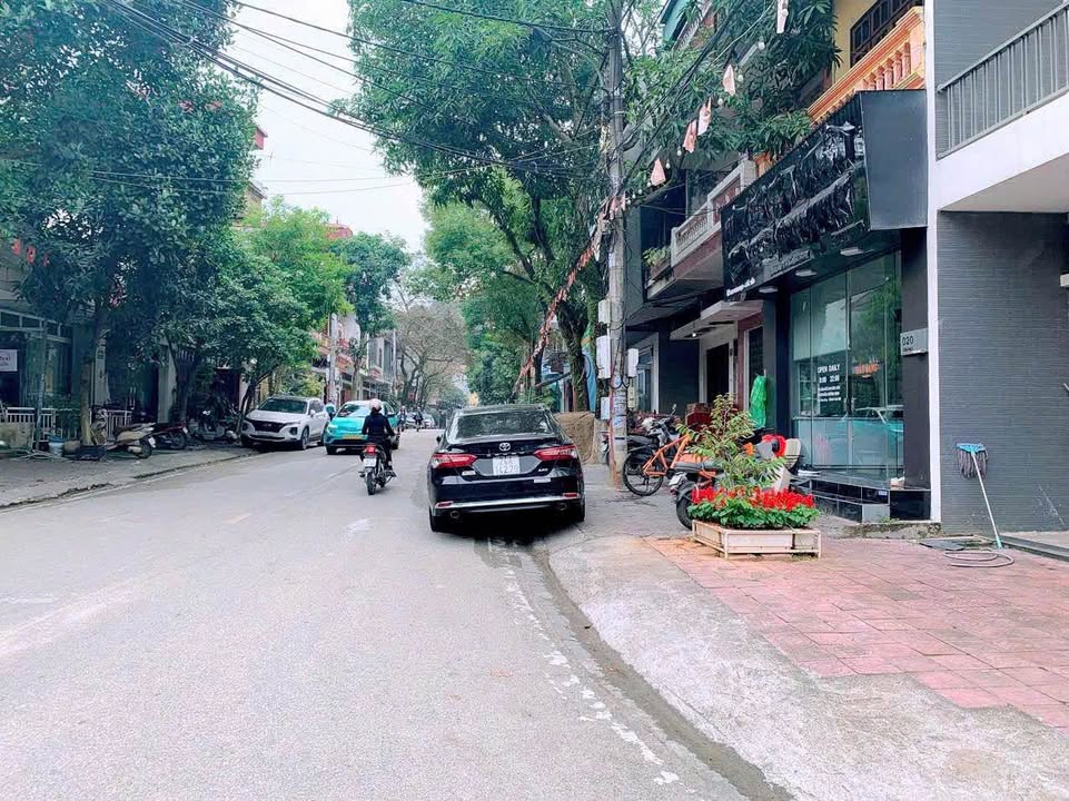 Cho thuê tầng 1 nhà 3 tầng tại Hoàng Văn Thụ, Lào Cai 158m² - Phù hợp cho văn phòng, kinh doanh!