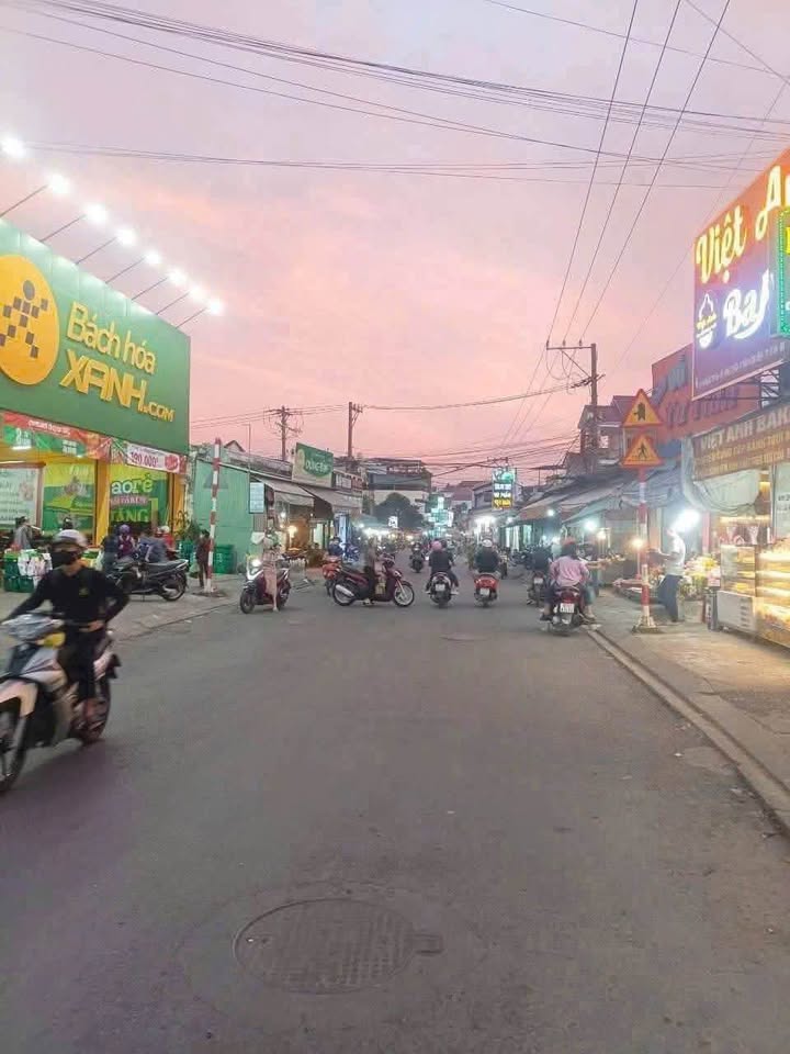 Nhà mặt tiền chợ Đoàn Thị Kia, Dĩ An 300m² giá 13 tỷ - Đầu tư sinh lời ngay!
