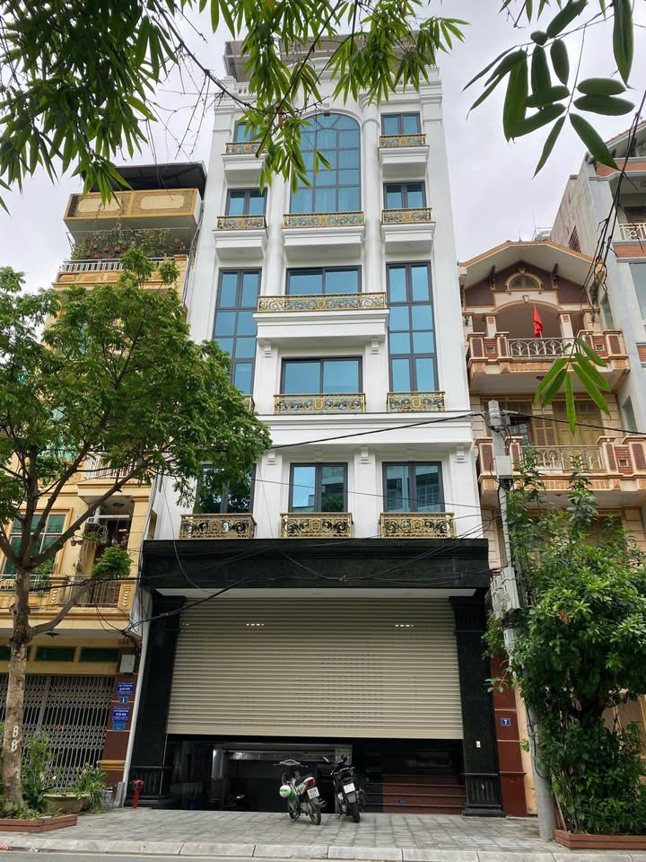 Cho thuê tòa nhà văn phòng 8 tầng tại Hoàng Quốc Việt 70m² - Thiết kế thông thoáng, giá tốt!