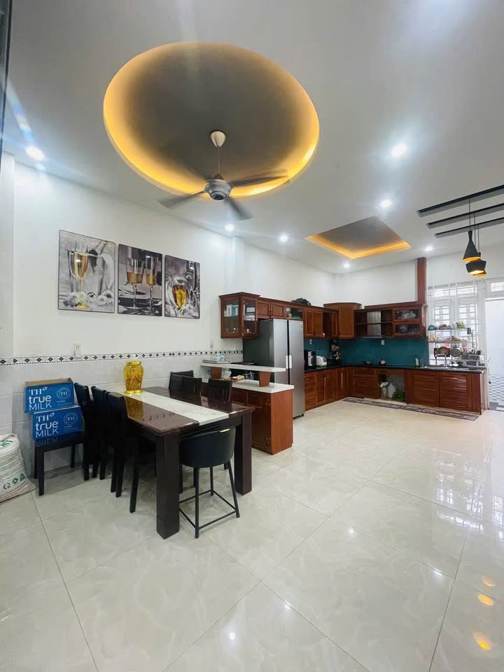 Nhà phố Thủ Đức 104m² giá 9.2 tỷ - Chính chủ bán gấp, nội thất cao cấp!