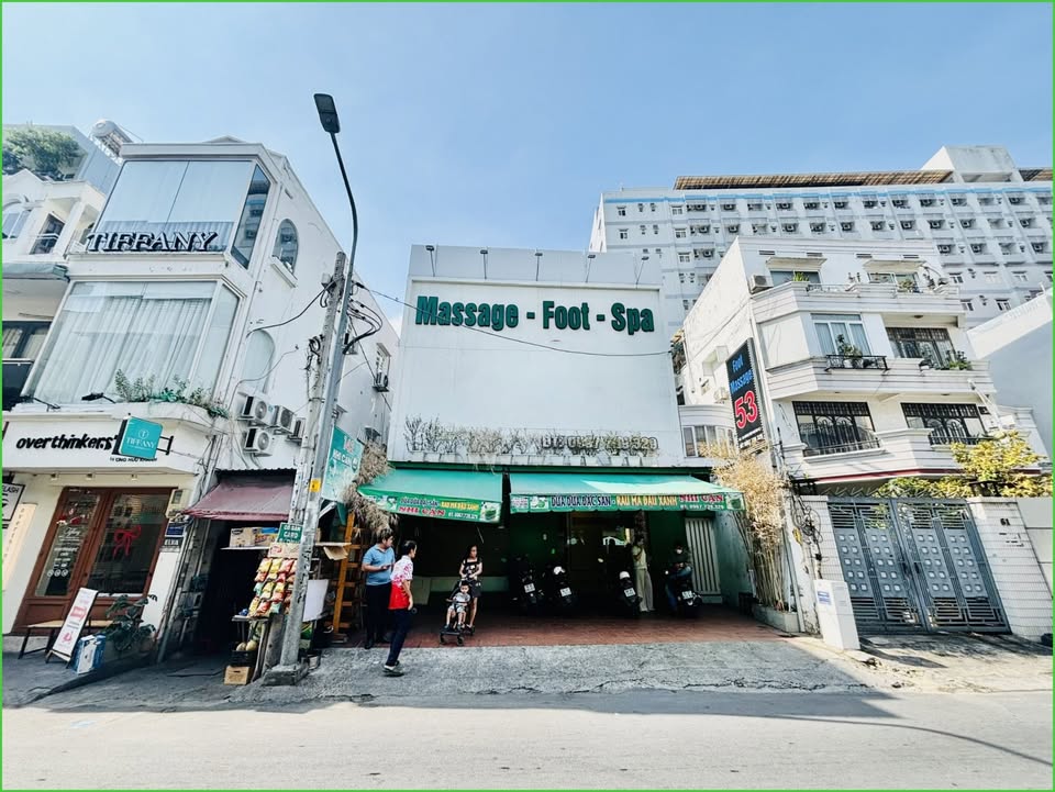 Cho thuê nguyên căn mặt tiền Lương Hữu Khánh, Q1 - Diện tích 200m², giá 120 triệu/tháng - Kinh doanh sôi động!