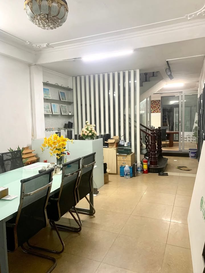 Nhà liền kề KĐT Văn Quán 90m² giá 24 triệu/tháng - Vị trí trung tâm, tiện ích đầy đủ!