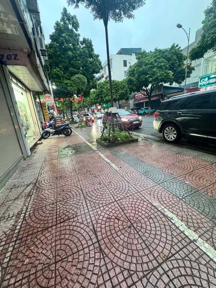 Nhà mặt phố Thạch Bàn 27.5m² giá 15 tỷ - Kinh doanh sầm uất!