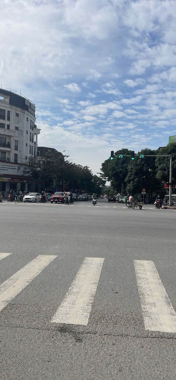 Nhà liền kề Mặt Phố Đường Đôi Văn Phú 90m² giá 30.5 tỷ - Đầu tư sinh lời bền vững!