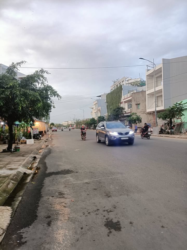 Đất đường Nguyễn Trãi Tuy Hòa 205m² giá 22 tỷ - Khu vực sầm uất gần Hồ Điều Hòa!