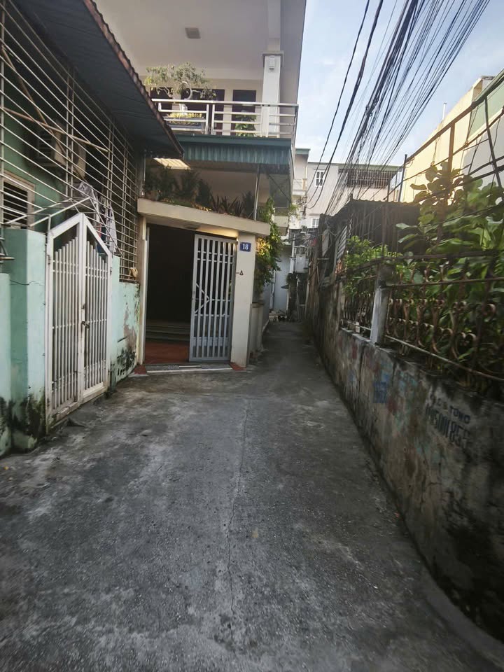 Đất tặng nhà cấp 4 tại phường Cao Xanh, Hạ Long 52m² - Đường xe máy tránh nhau!