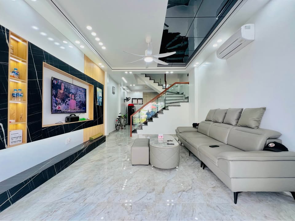 Nhà phố Khúc Thừa Dụ, Hải Phòng 45m² giá 3.65 tỷ - Nội thất đầy đủ, ô tô đỗ cửa!