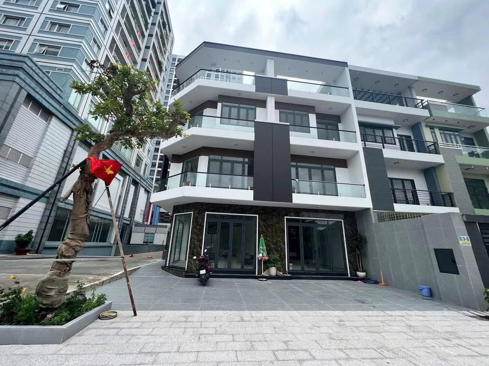 Mặt bằng cho thuê góc 2 mặt tiền đường Tam Bình Thủ Đức 300m² - Kinh doanh sầm uất!