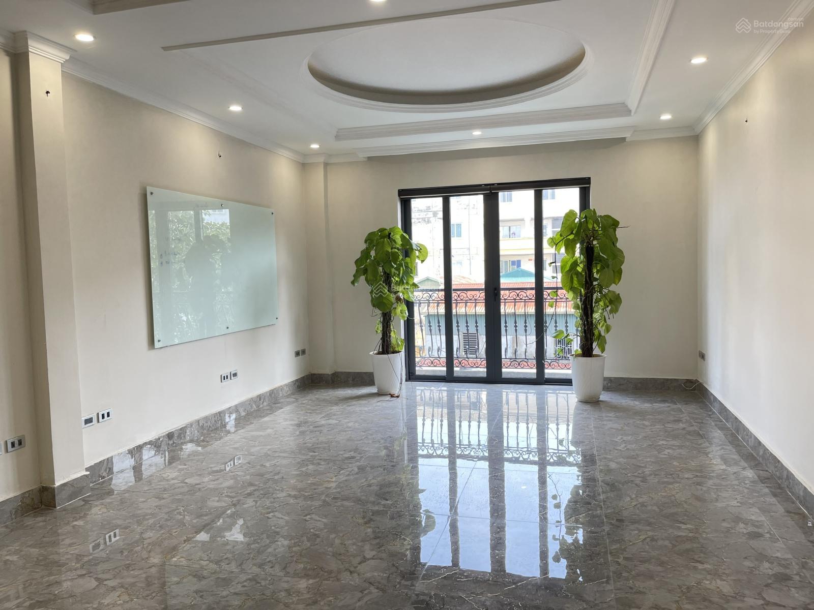 Cho thuê nhà liền kề 55m² tại ngõ 124 Vĩnh Tuy, Hà Nội - Thang máy, ô tô đỗ cửa