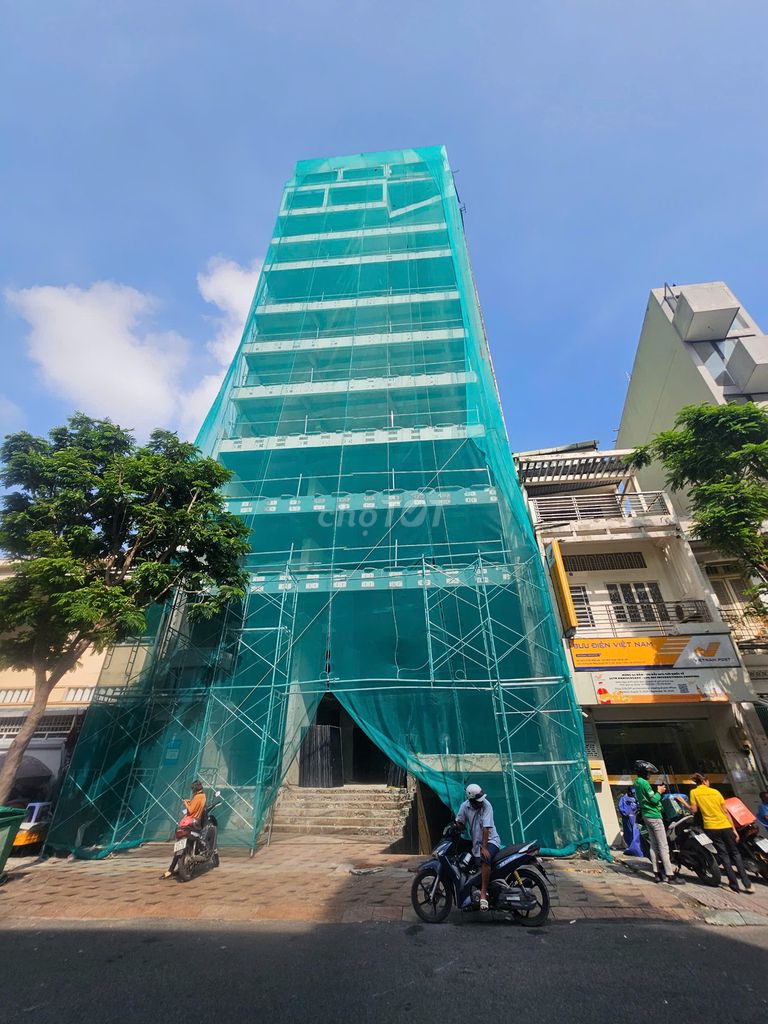 Building Mặt Tiền Đường Lê Thị Hồng Gấm Quận 1 400m² giá 180 triệu - Kinh doanh sinh lời cao!