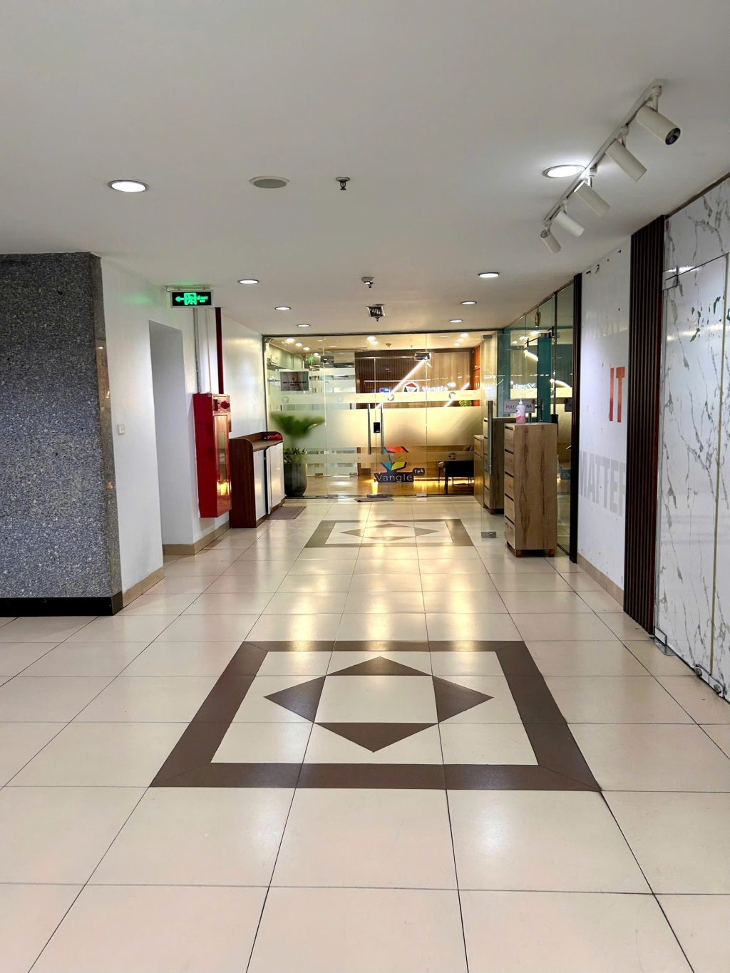 Cho thuê văn phòng 175m² KĐT Ngoại Giao Đoàn - Sang trọng, tiện ích đa dạng