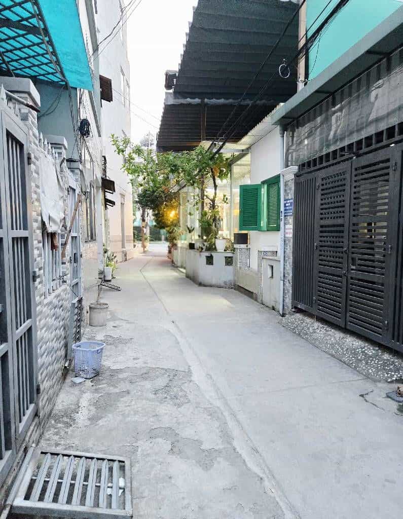 Nhà 4 Tầng Bờ Bao Tân Thắng, Tân Phú 60m² giá 6.6 tỷ - Kết nối tiện ích đa dạng!