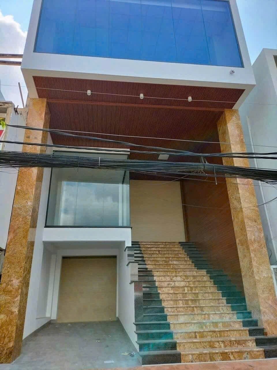 Cho thuê toà nhà mặt tiền Nguyễn Văn Cừ 224m² giá 200 triệu - Full tiện ích, sẵn sàng hoạt động!