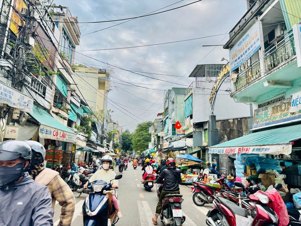 Nhà 3 Tầng Mặt Tiền Đường Nguyễn Bá Loan, Quảng Ngãi - Cơ Hội Đầu Tư Hiếm Có!