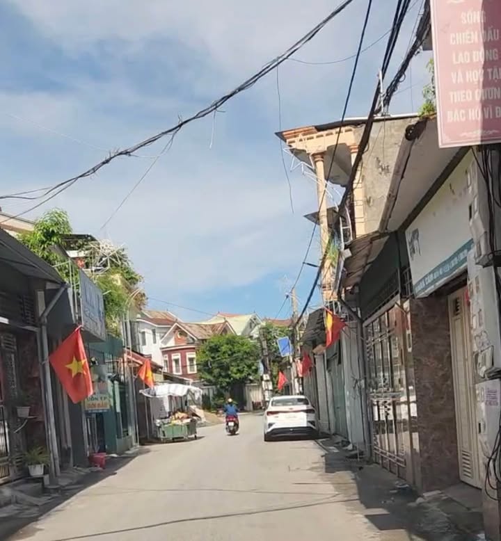 Nhà 2 tầng mặt đường Kinh, Thành Vinh 111m² giá 6 tỷ - Vị trí trung tâm thuận lợi!