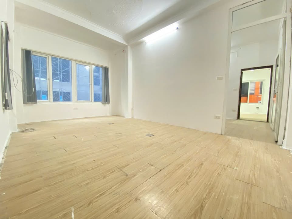 Cho thuê văn phòng 100m² tại Lê Văn Thiêm, Thanh Xuân chỉ 12 triệu - Vị trí thuận lợi, sẵn sàng làm việc!