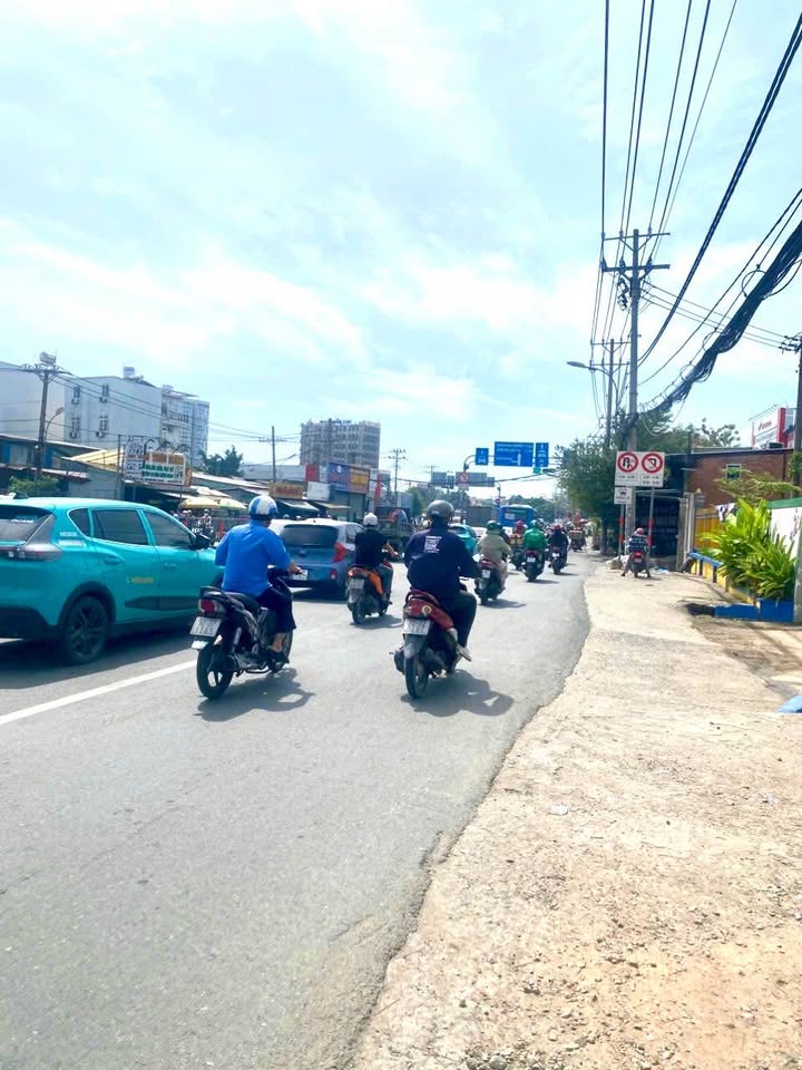 FrontHouse mặt tiền Quốc Lộ 13, Hiệp Bình Phước, 197m² giá 15 tỷ - Đầu tư sinh lời ngay!