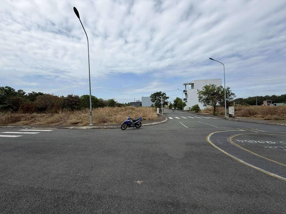 Đất lô góc VIP tại Uyên Hưng Tân Uyên 100m² giá 1.7 tỷ - Cơ hội đầu tư hấp dẫn!