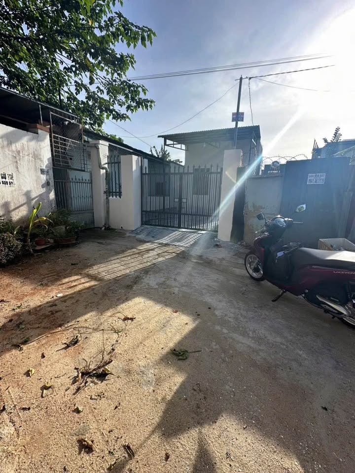 Nhà hẻm Lê Thị Riêng Buôn Ma Thuột 98m² giá 1.99 tỷ - Sổ hồng chính chủ, ô tô vào tận nhà!