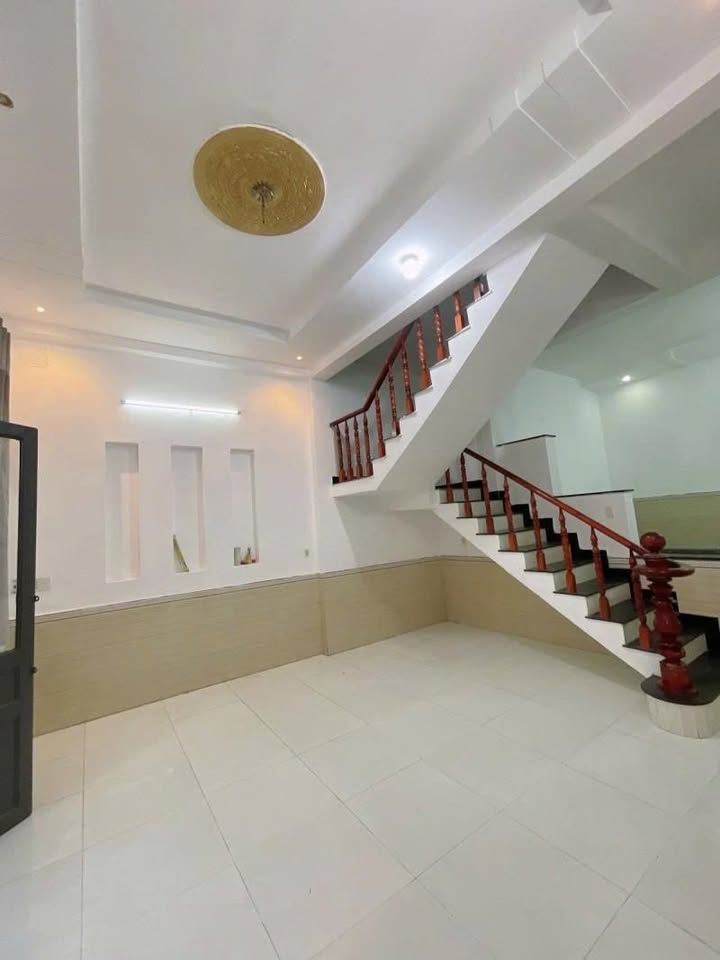 Nhà đẹp hẻm ô tô Lê Thị Trung, 53m² giá 2.4 tỷ - Sổ hồng riêng, thuận tiện kinh doanh!