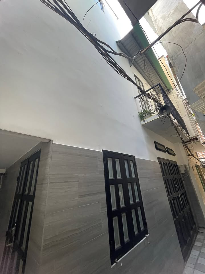 Nhà bán 3 tầng Nguyễn Trọng Tuyển 70m² giá 3.4 tỷ - Vị trí đắc địa gần sân bay!
