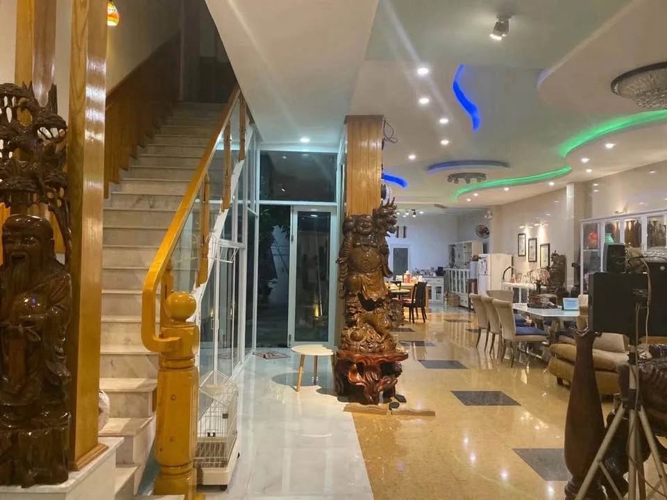 Nhà 4 tầng Lý Tự Trọng, Hải Châu 328m² - Sân vườn, hồ bơi và tiện nghi đẳng cấp!