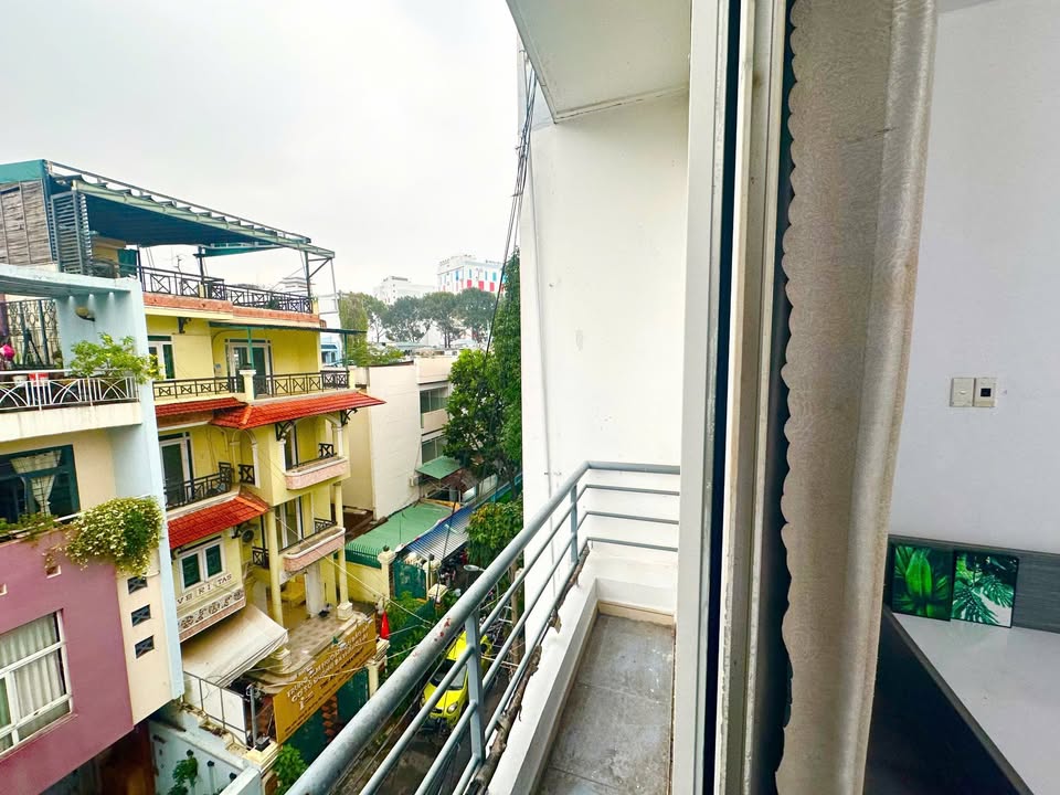 Phòng cho thuê đường 3 tháng 2, quận 10 - Ban công thoáng mát, nội thất đầy đủ