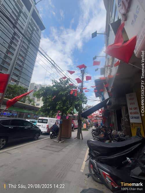 Mặt phố Giảng Võ, Đống Đa 50m² giá 30 tỷ - Kinh doanh đa dạng, vỉa hè rộng!