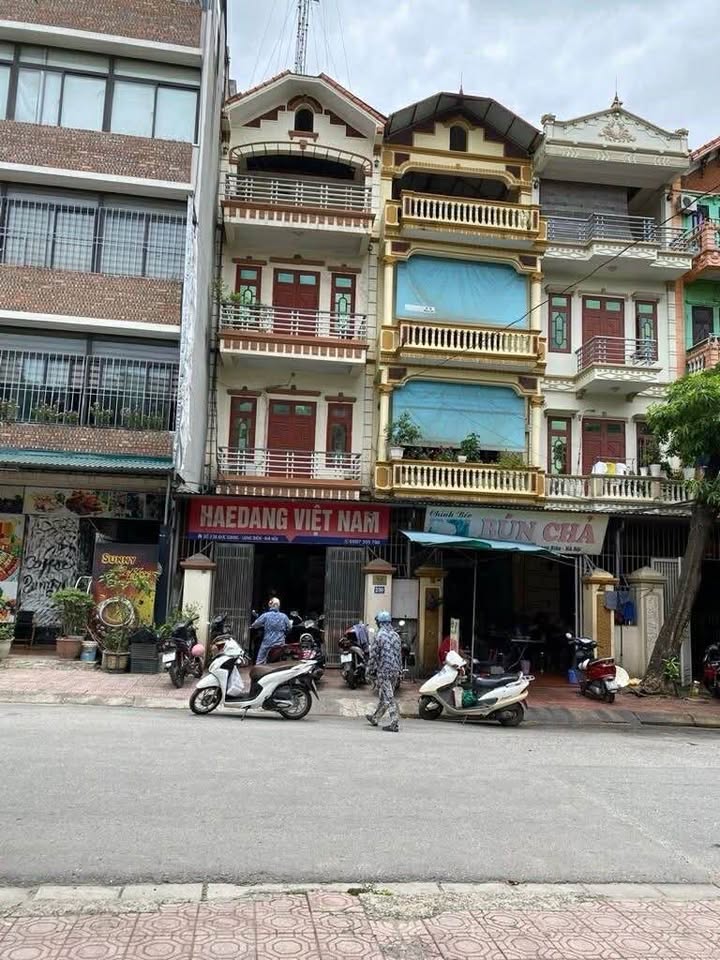 Nhà mặt phố Đức Giang, Long Biên 60m² giá chỉ 13 tỷ - Kinh doanh sầm uất!