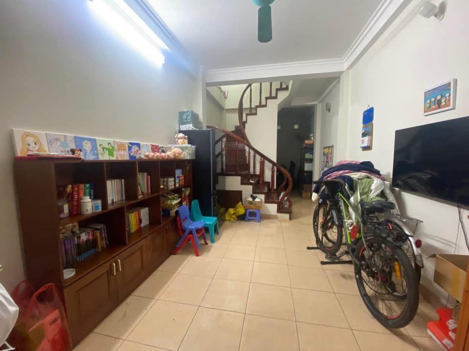 Nhà nguyên căn phố Bồ Đề Long Biên 3PN giá 9 triệu - Thuận tiện cho hộ gia đình!