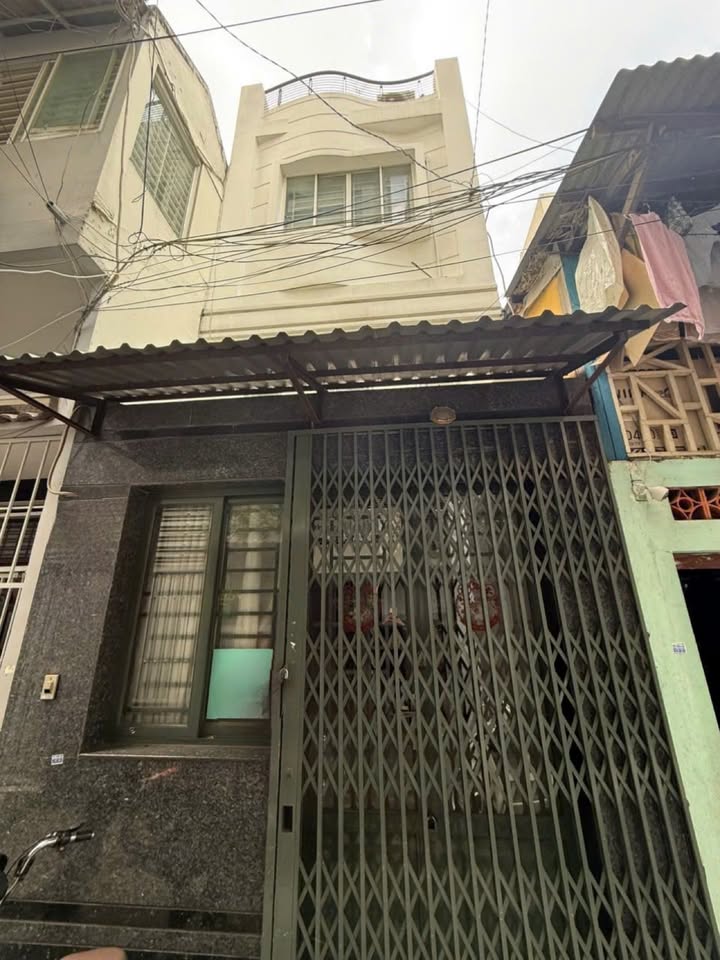 Nhà phố Nguyễn Văn Cừ, Q1, 35m², Sổ đỏ chính chủ - Tiện ích đầy đủ!