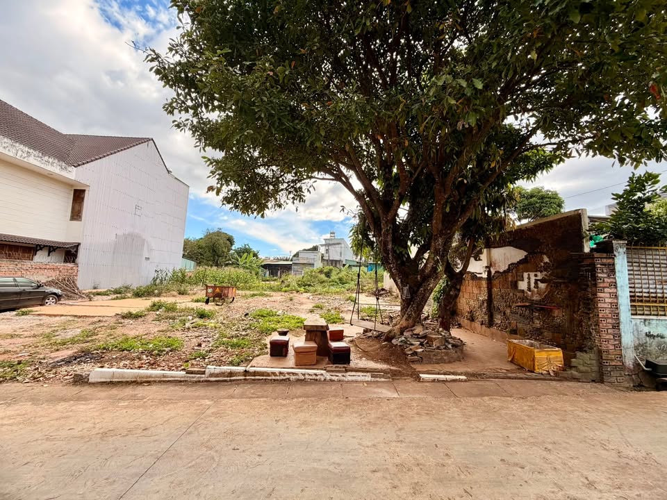 Đất liền kề Hẻm 42 Lý Nam Đế, 92m² chỉ 1 tỷ - Tiện ích đầy đủ và vị trí đắc địa!