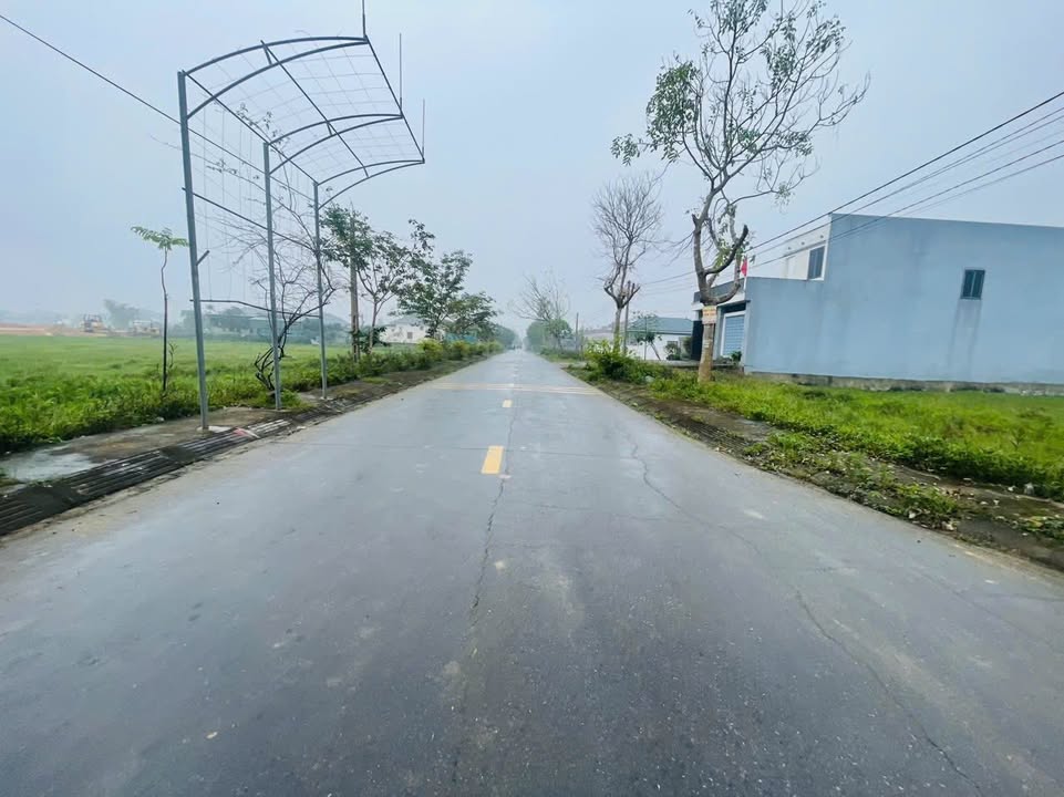 Đất nền Thạch Đài, Hà Tĩnh 200m² giá 4 tỷ - Vị trí đắc địa kết nối giao thông thuận lợi!