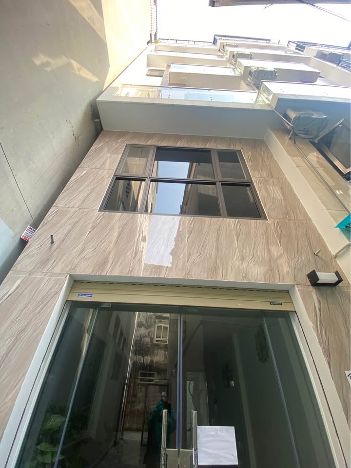 Nhà Thạch Bàn 37m² giá 9 tỷ - Nhà mới thang máy hiện đại, vị trí đắc địa!