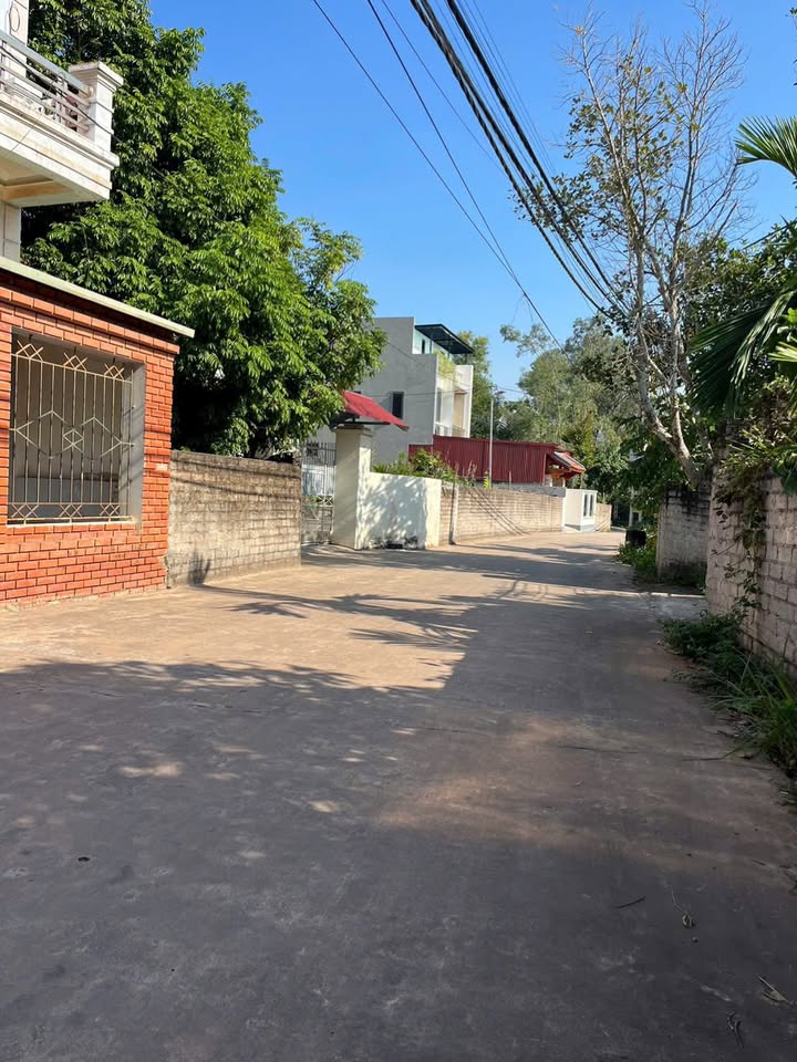 Nhà 2 tầng Tân Dĩnh 122m² giá 2 tỷ - Sẵn sàng vào ở ngay!