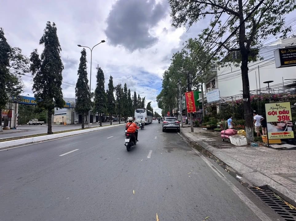 Cho thuê mặt bằng mặt tiền góc đường Nguyễn Văn Cừ, An Khánh, 160m² giá 27 triệu - Thích hợp mở văn phòng, cửa hàng!