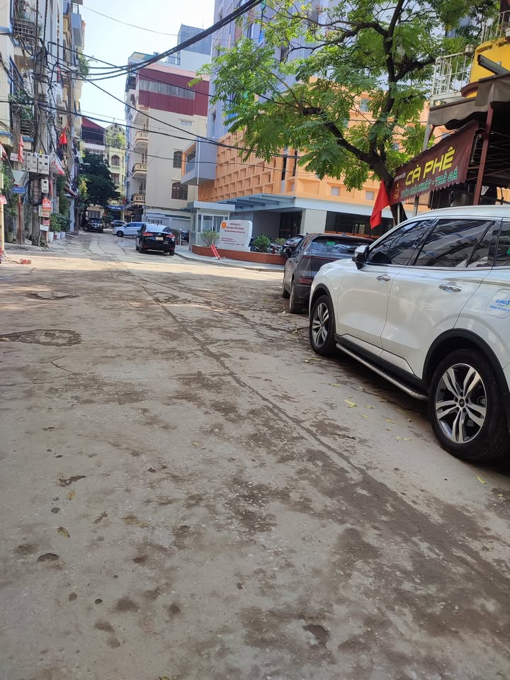 Nhà mặt phố Hoàng Quốc Việt 60m² giá 20.5 tỷ - Kinh doanh tuyệt vời!