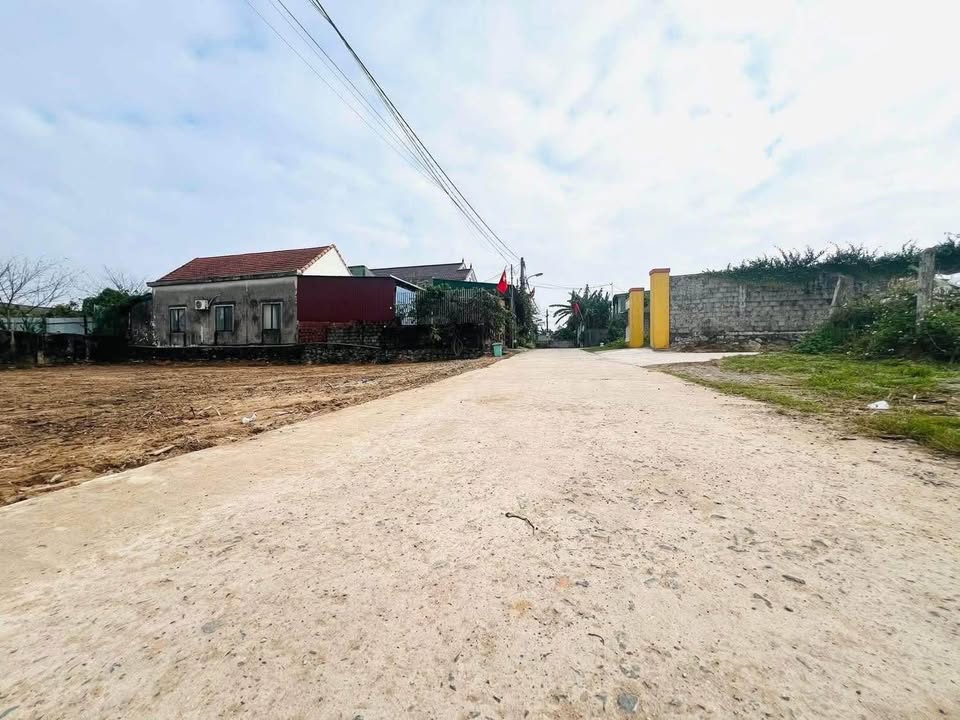 Nhà phố Lê Trọng Tấn Đồng Hới 111m² giá 1.2 tỷ - Hướng Đông, mặt tiền thoáng đẹp!