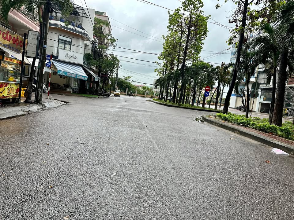 Nhà 3 tầng góc cua Nguyễn Thị Định, Quy Nhơn 90m² giá 9.9 tỷ - Vị trí đắc địa gần biển!