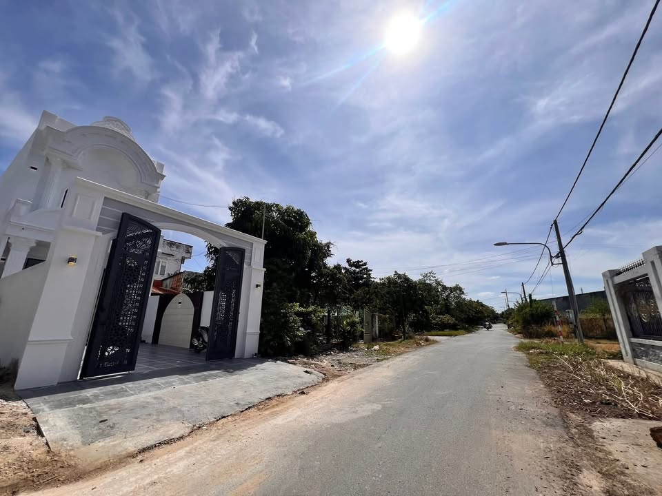 Nhà lầu cổ điển mặt tiền Bế Văn Đàn 145m² giá 3.1 tỷ - Không gian sống đẳng cấp tại Tây Ninh!