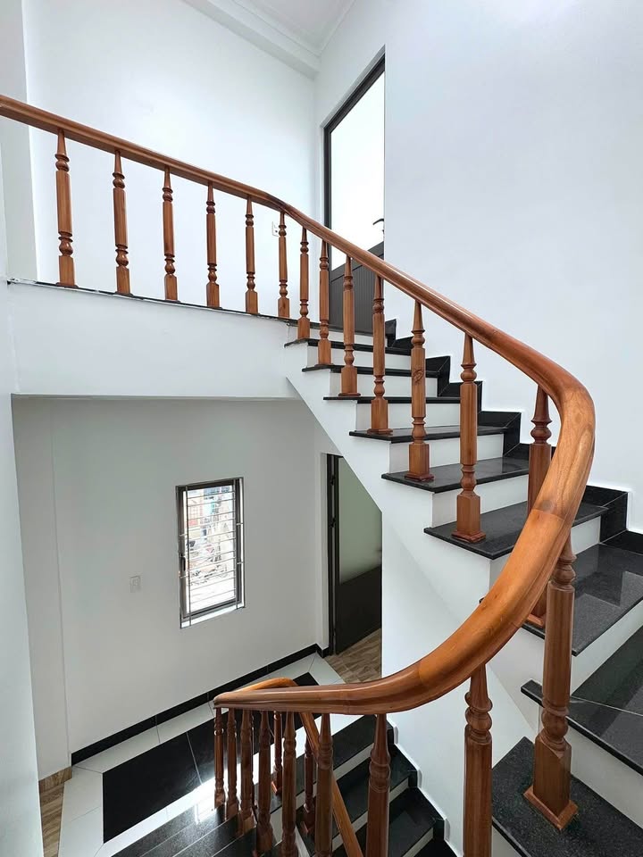 Nhà đẹp 4 tầng Trần Nguyên Hãn 51m² giá 3.35 tỷ - Ô tô đỗ cửa, vào ở ngay!