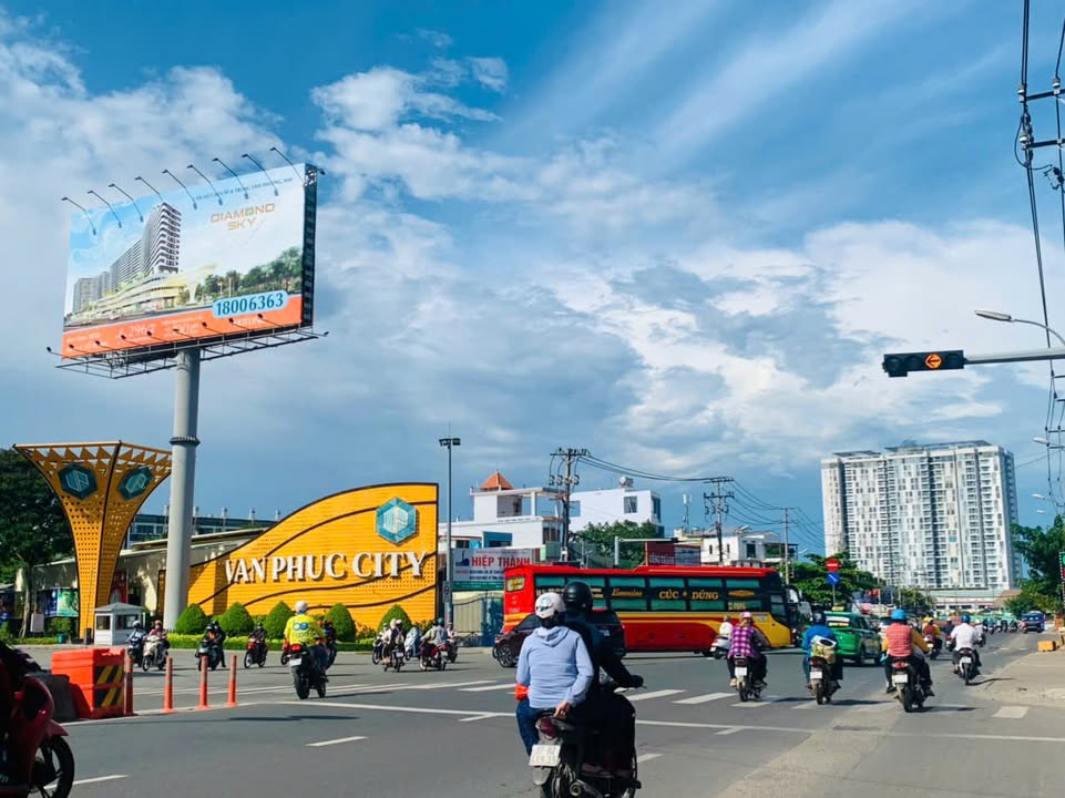 Nhà phố Hiệp Bình Phước 90m² giá 5.2 tỷ - Hẻm ô tô thông thoáng, tiện xây mới!