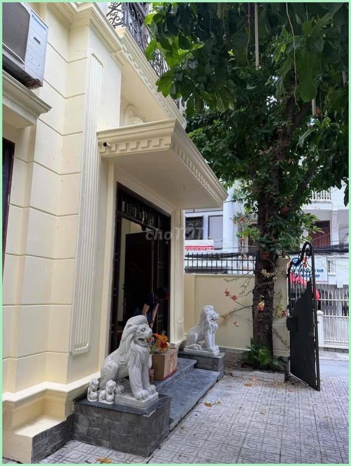 Nhà Cho Thuê Hẻm Gần Mặt Tiền Nguyễn Gia Trí 182.7m² giá 99 triệu - Phù hợp cho spa, thẩm mỹ viện!